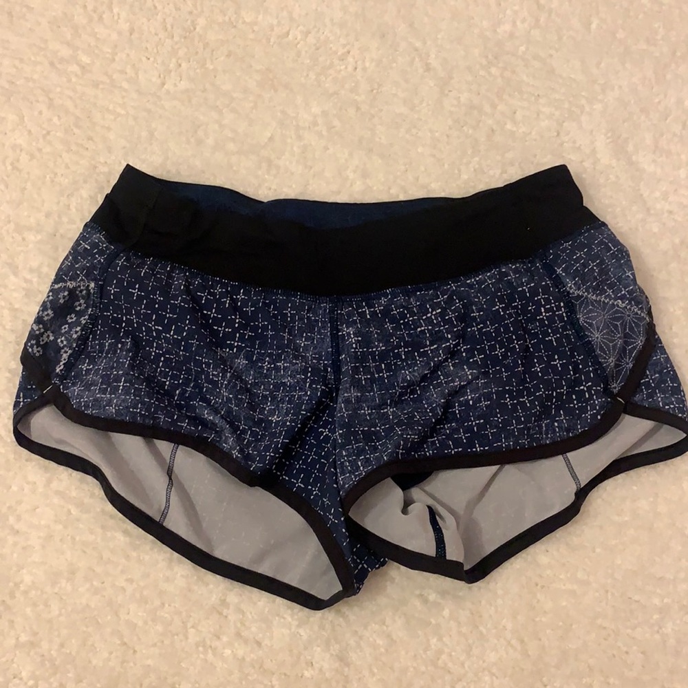 Lulu lemon speed up low rise shorts 2.5, size 6-8